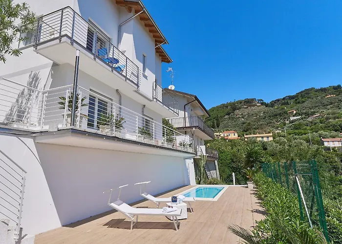 The Italian Lady - Unit 1 Alassio